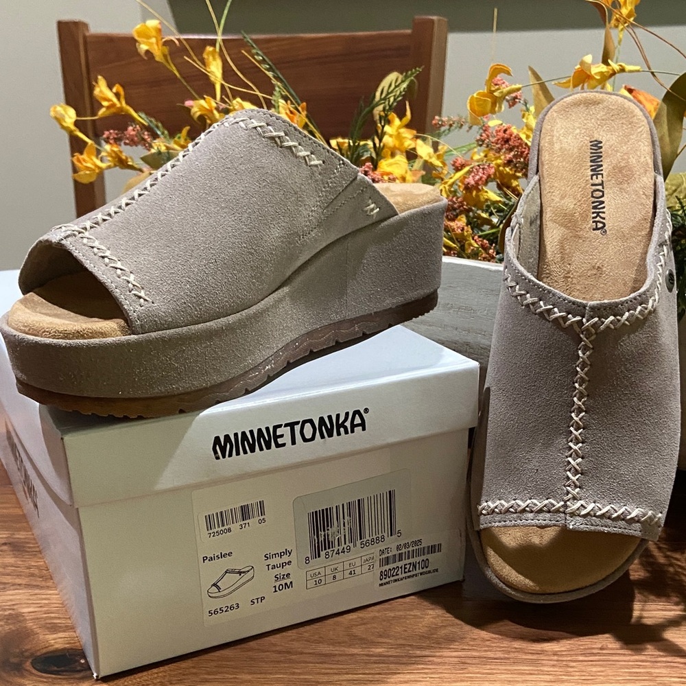 Minnetonka Women's Paislee Simply Taupe Suede Mules NWT Size 6